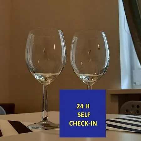 Self Check-in Targi Lotnisko Parking B Apartment *